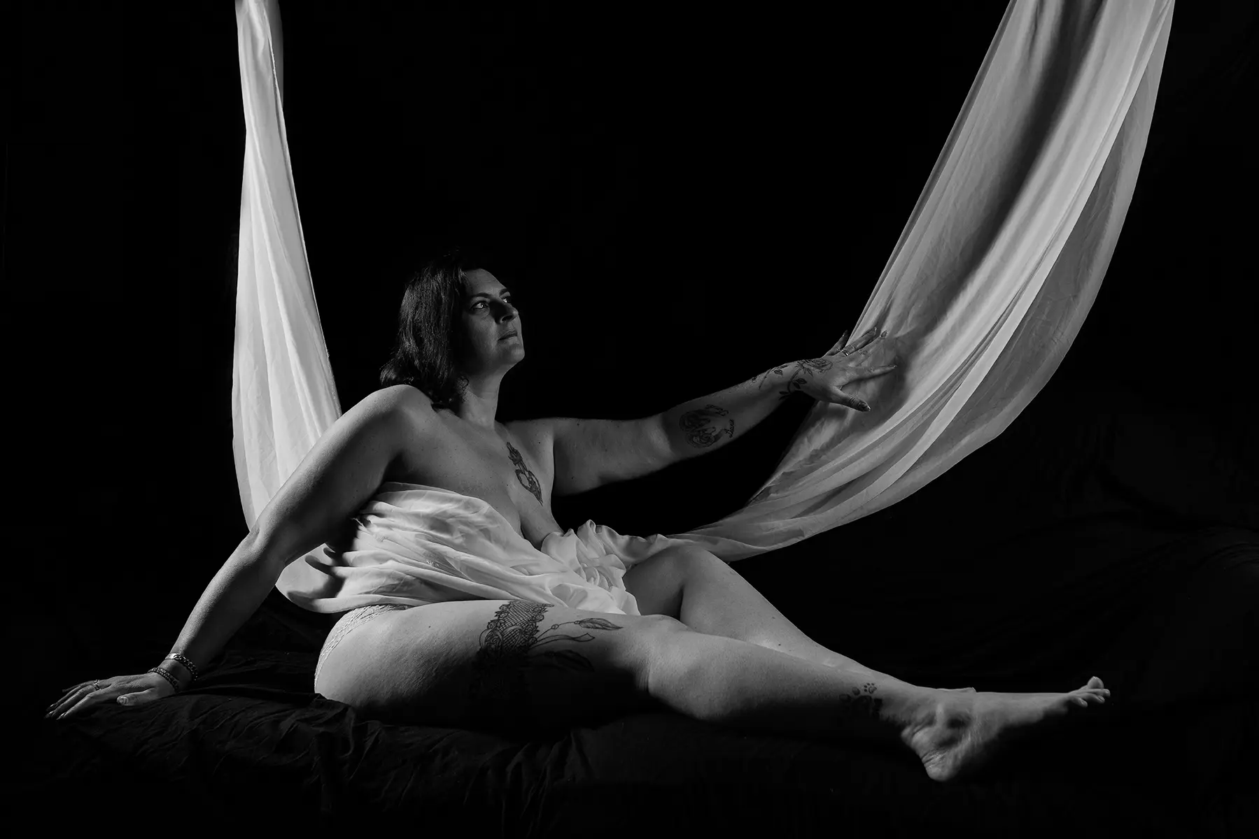 Photographe studio nu artistique en noir et blanc sur fond blanc à Orléans et paris